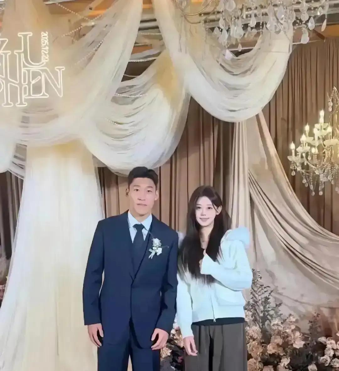 婚礼刚散，他就跑回球场
 
朱辰杰把西装换成球衣，第二天六点准时开练。新娘是基地