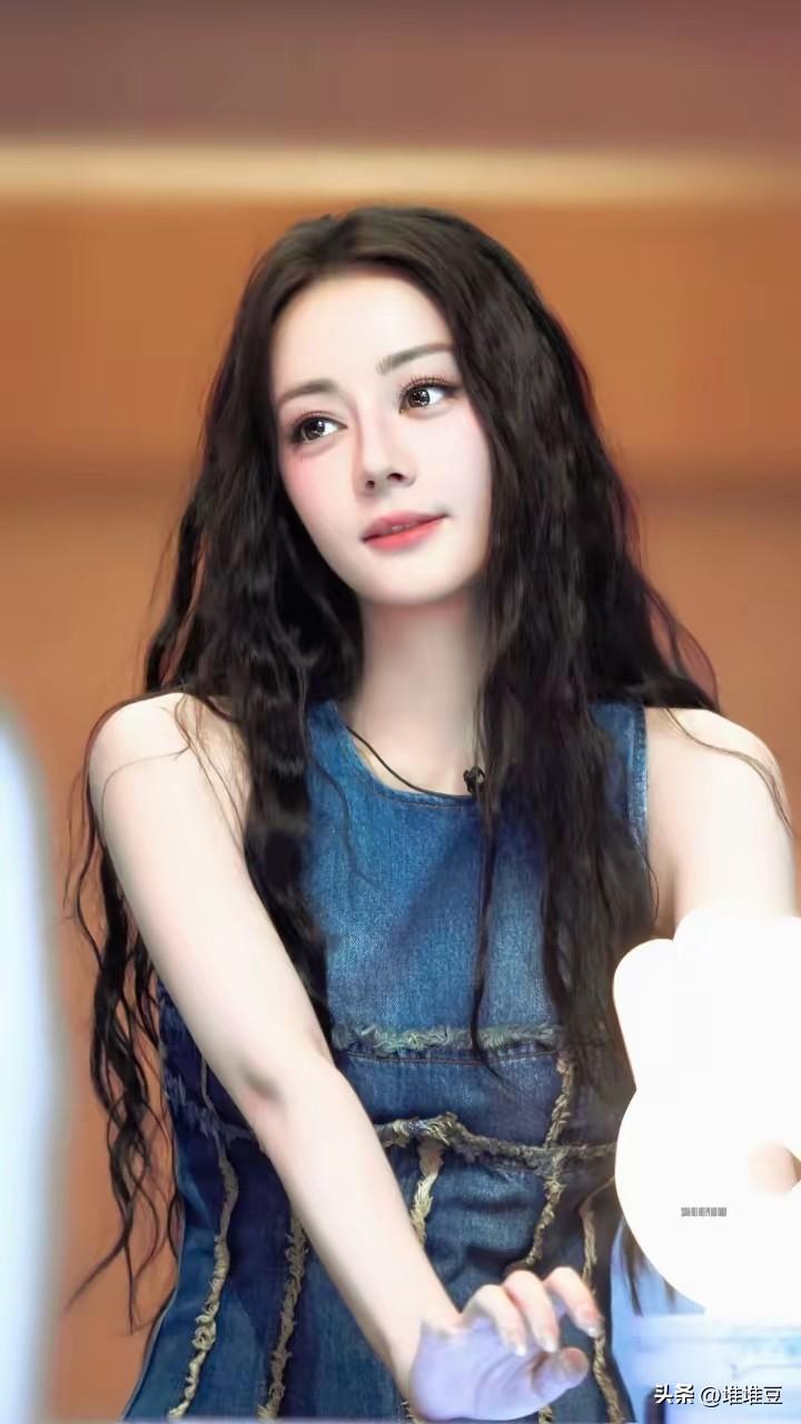 迪丽热巴真的太体面了！
别人都直飞巴黎，顺顺利利看秀，
偏偏只有她被安排转机，滞