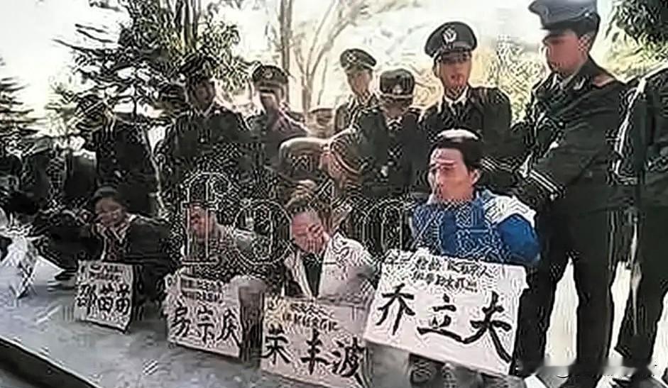 1995年，“全国散打冠军”乔立夫，被押往了东莞郊外刑场，镜头里的他虽然五花大绑