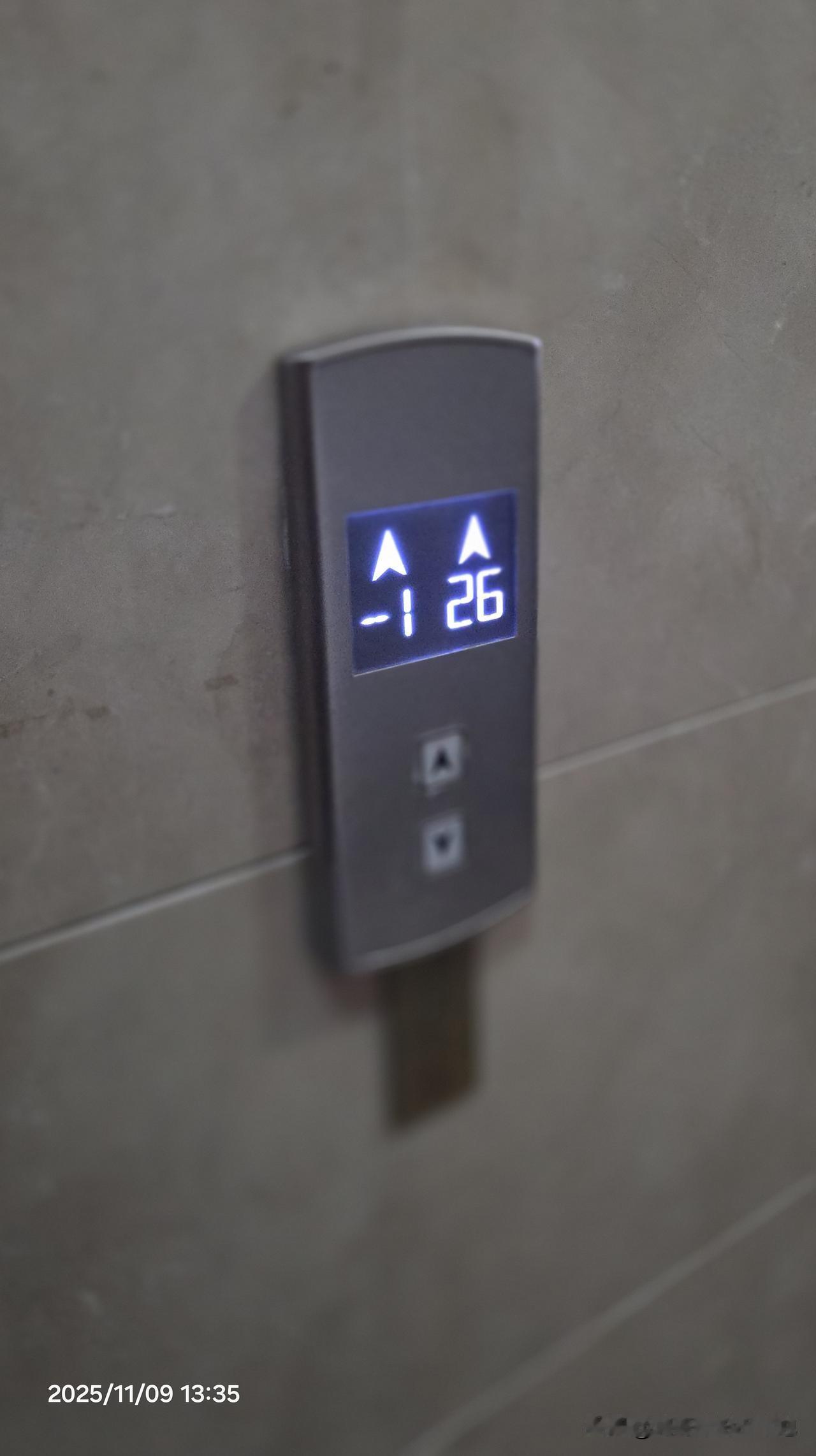 我想问一下，网上的女人是不是都这样：
1.到了家门再掏钥匙，
2.穿好了鞋整好了