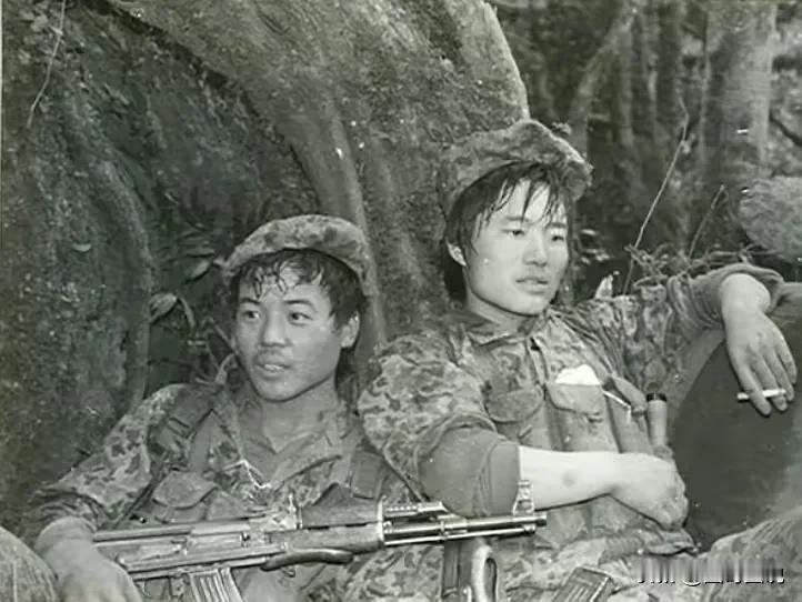 大家仔细看，这绝对是我军最早的贝雷帽了吧！
1980年，由总参工程兵技术装备研究