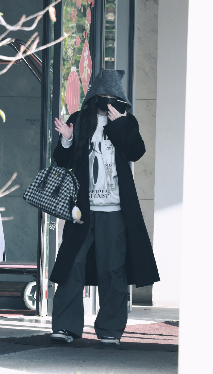 杨幂杨紫今日抵达上海杨幂杨紫大衣机场穿搭杨幂杨紫今日抵达上海!都是大衣机场穿搭！