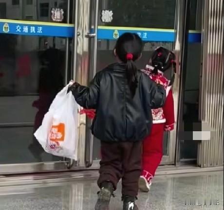 2月17日，湖南浏阳，3个萌娃“勇闯”派出所，稚嫩的小手互相牵着，手中还提着一个