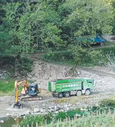 【群众投诉：有人在南郑碑坝镇河道挖沙，严重破坏出村道路】我们是陕西汉中市南郑区碑