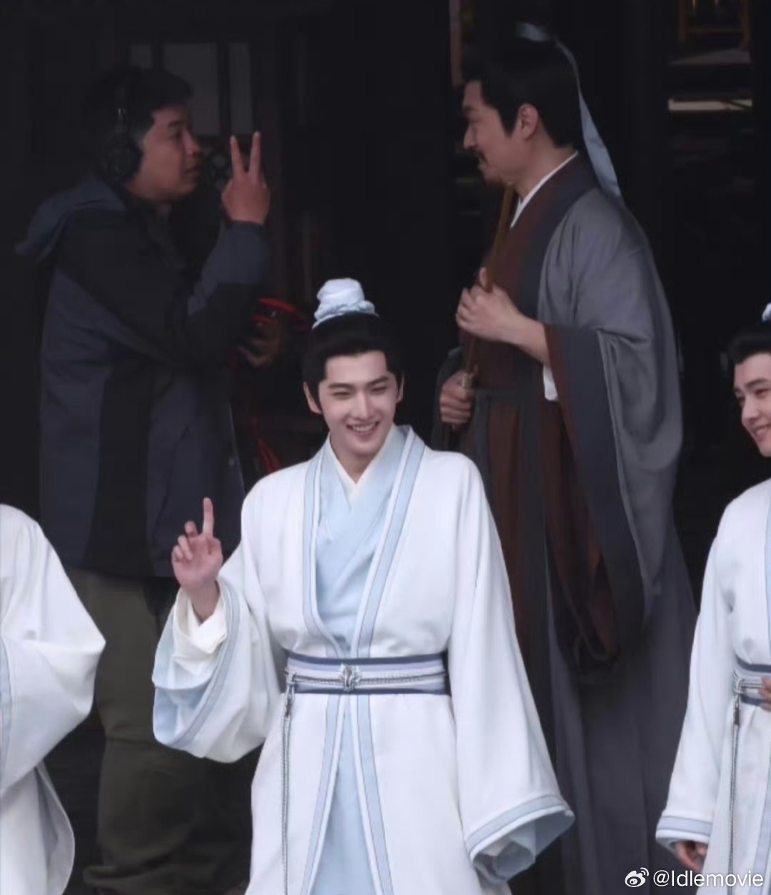 杨洋手部又受伤了杨洋左手旧伤未愈，右手又添新伤，《不让江山》这个剧组到底有没有一