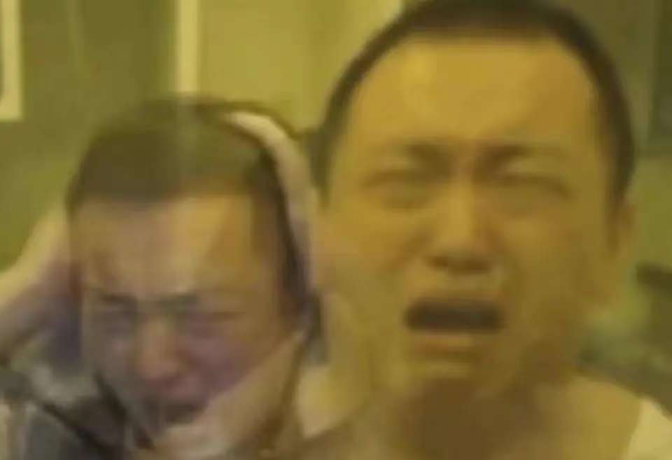 过年喝多耍酒疯逼我爸给初恋打电话过年初中好朋友聚会，十多年没见的初恋也是那一圈朋