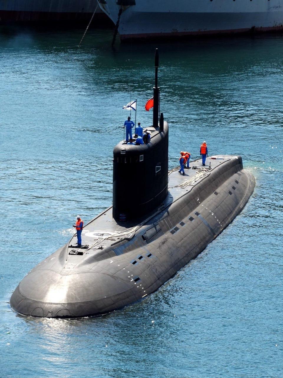 又炸了，港口也不安全，俄军价值4亿美金的潜艇，停在本土的新罗西斯克港仍然逃脱不了