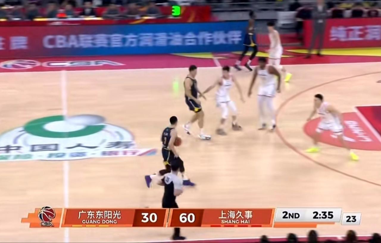 广东半场落后上海26分，但杜峰的战术体系没蹦！外援主攻的思路一定要贯彻到底！虽然
