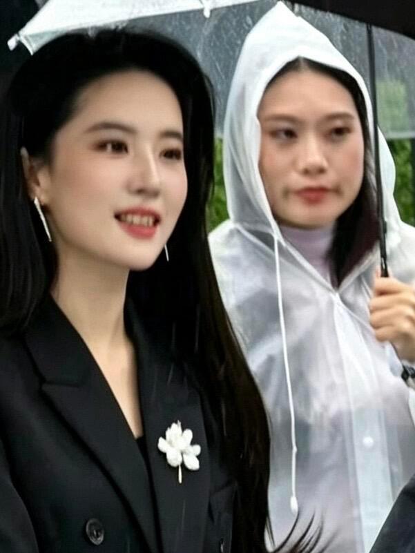 刘亦菲黑西装白胸花 🎞老天奶 这就是生图的神🥹人群中最亮眼的宝宝🥹 