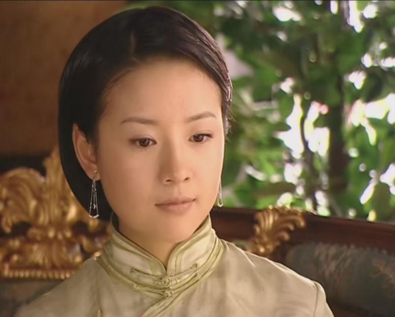 素衣服，短头发（直的）太适合清秋了，有些人就是装扮的越简单朴素反而越有种清水出芙