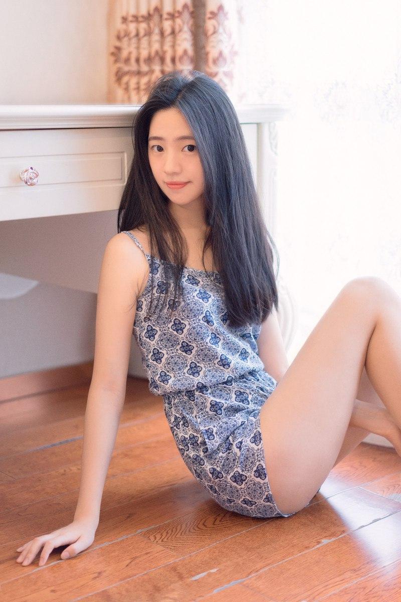 少女心满满蓝白碎花裙甜美笑容温暖如春少女心 高清美女