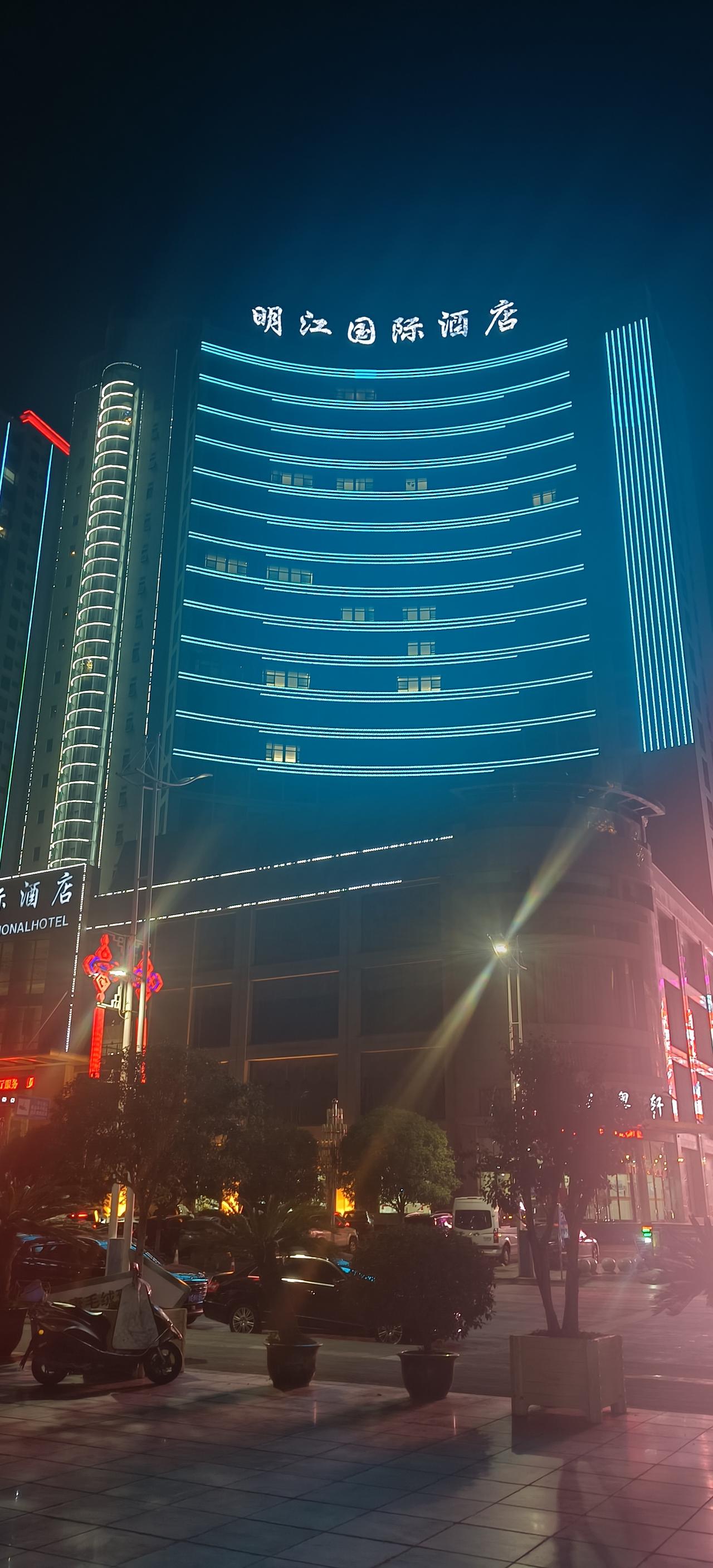 安康明江国际酒店这次装修升级应该非常不错吧？两三个月里，看到工人们在清理旧物件，