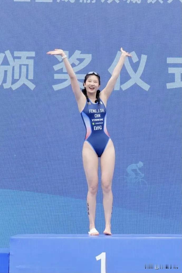 实话实说，我要是有冯竞爽这样的颜值和身材就好了，肯定会变得自信，就像她自己一样，