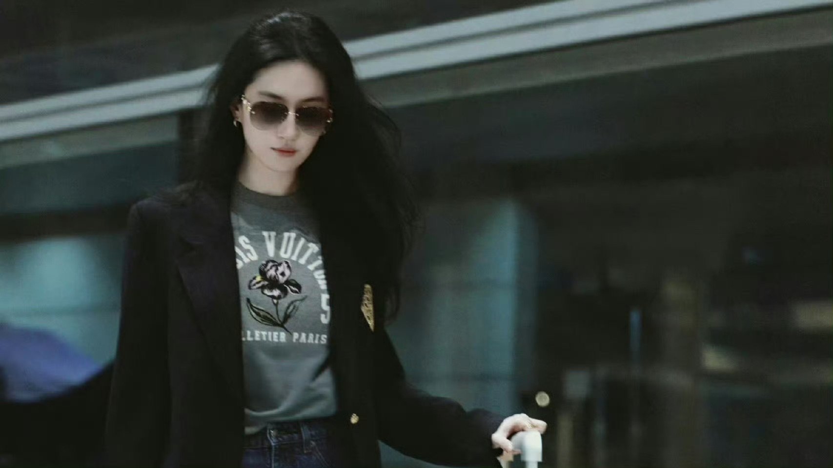 刘亦菲抵达巴黎！私服造型简约贵气，状态松弛又自在，浅笑挥手甜度拉满，坐等亮相LV