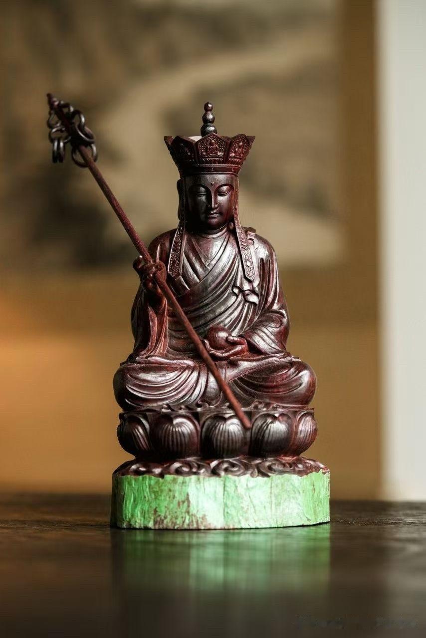 一尊地藏，不以繁饰动人，却以神韵取胜。

小叶紫檀温润沉静，天然木纹与清刀雕刻相