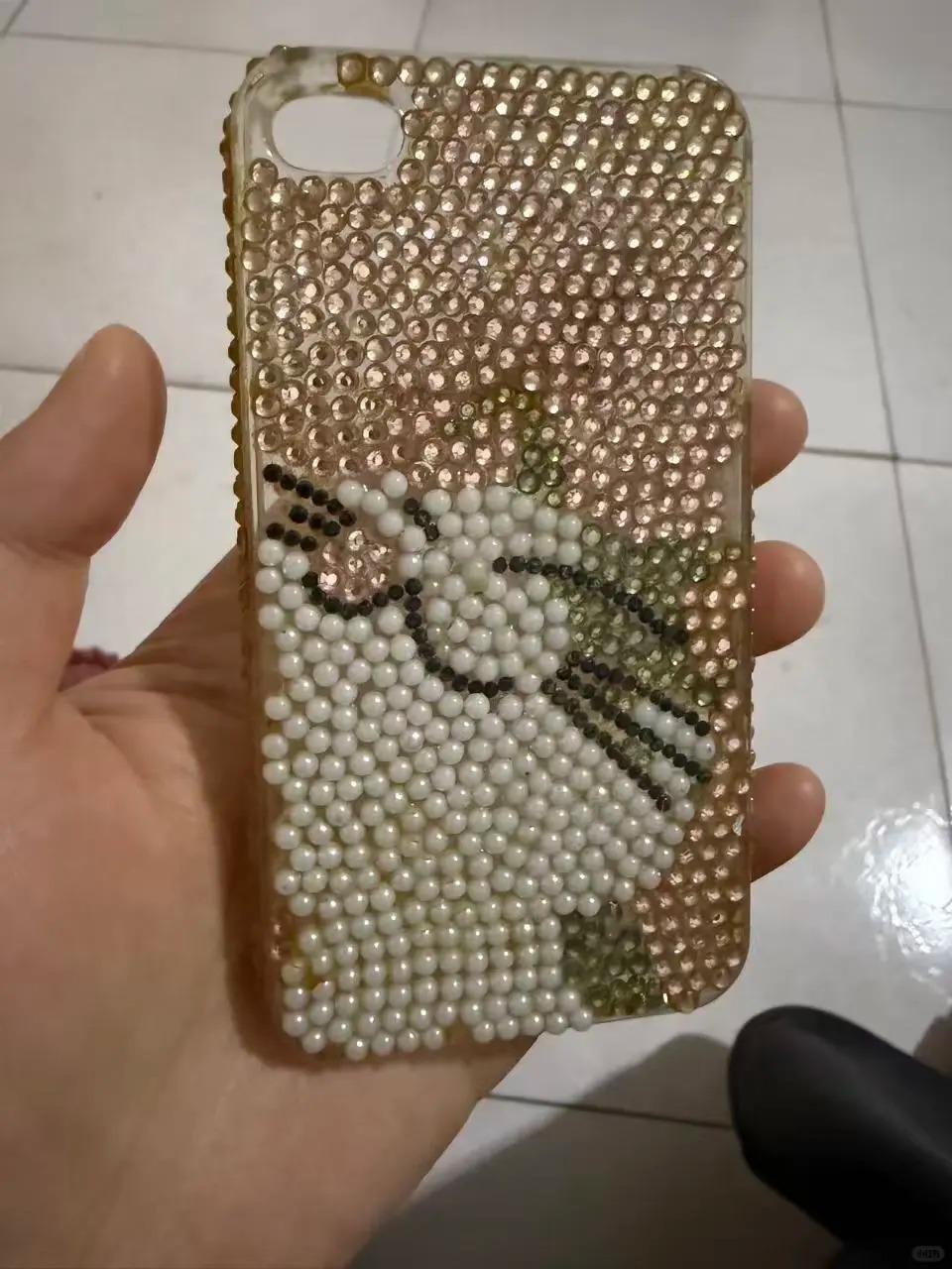 这个手机壳得有十几年了，珍珠手机壳，妈妈级别用的 