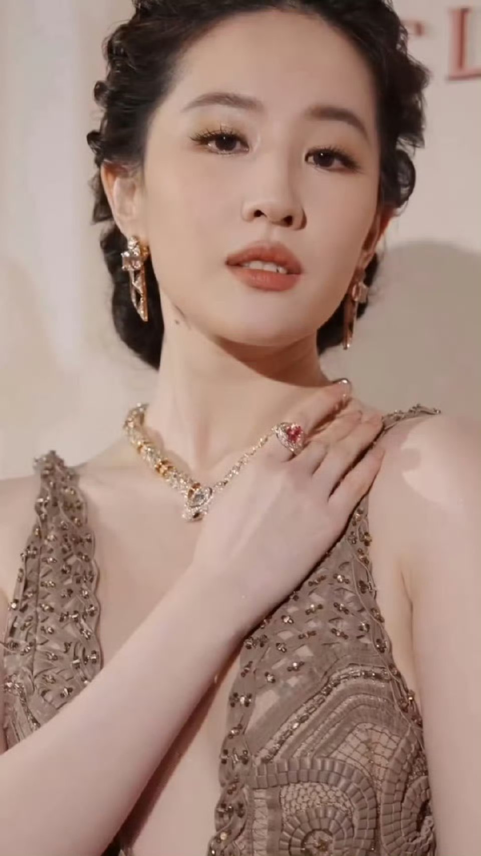 刘亦菲流苏深V刘亦菲不愧是神仙姐姐...流苏深v出席，再一次刷新美的高度，展现东