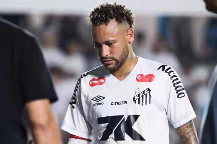 足球 巴甲第12轮比赛，内马尔踢满全场送出助攻，桑托斯主场2-3不敌弗鲁米嫩塞。