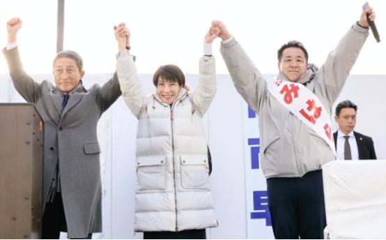 日本这场选举真是看点十足，自民党的支持率飙到36%还多，比一周前涨了快7个点，把