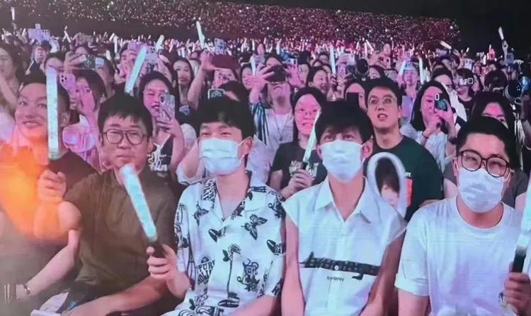 张杰在演唱会上向何炅表白：“我爱你已经很多年了，从我到北京认识你开始，你就成为了