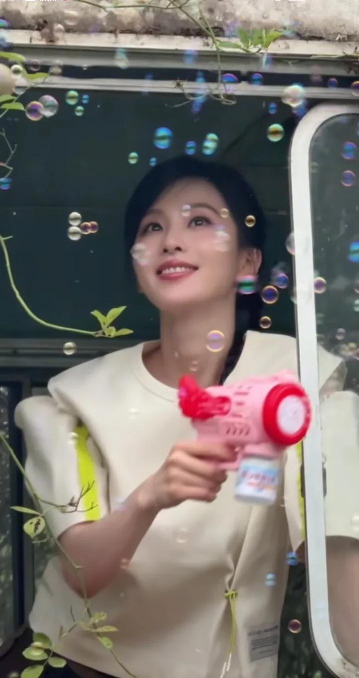 好萌的宝宝[比心] 好可爱的刘诗诗的有00后嘛[比心][比心][比心]诗诗吃的这