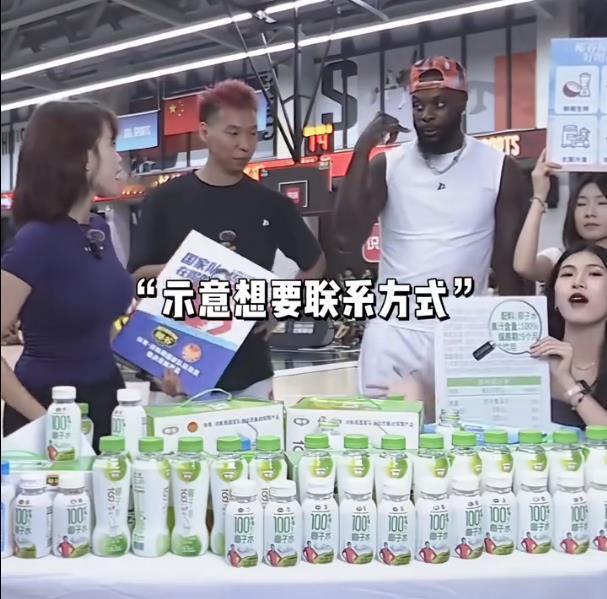 “师弟”斯蒂芬森来中国本来是准备参加百分大战的，结果下飞机了说自己有伤打不了，他