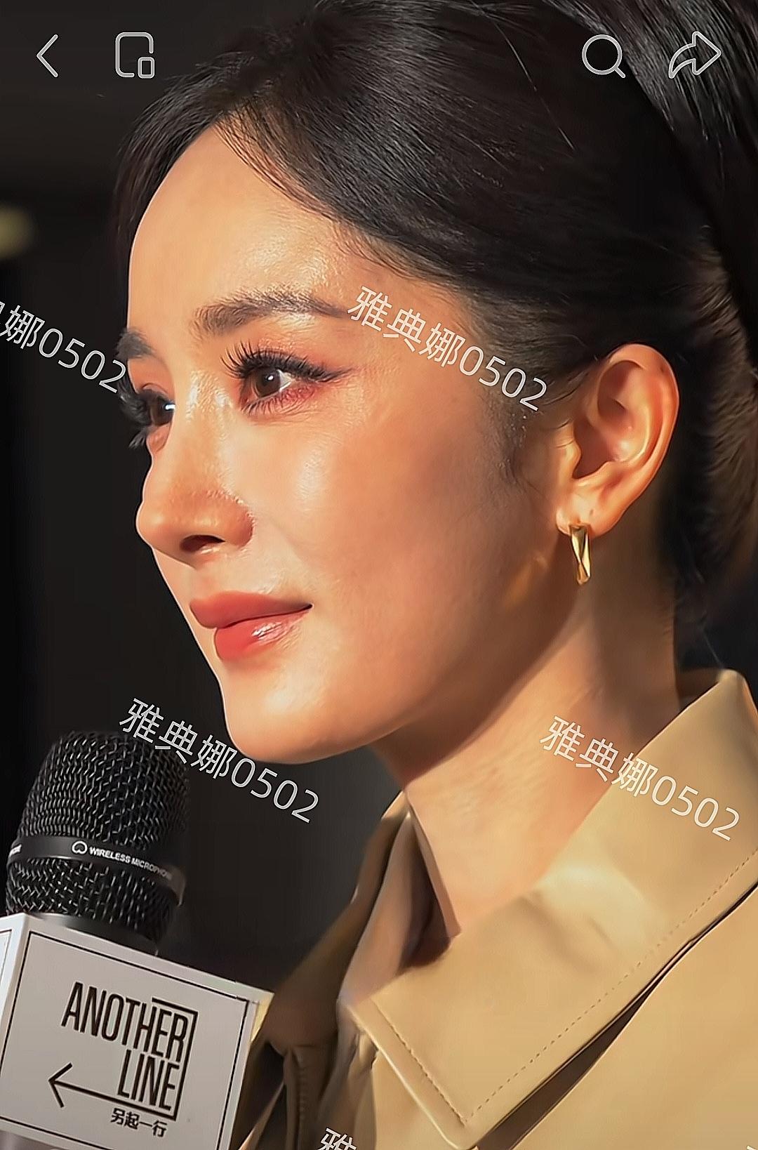 杨幂这组图片是被锐化了，还是灯光的问题？
看了她这场普拉达活动的视频，感觉本人的