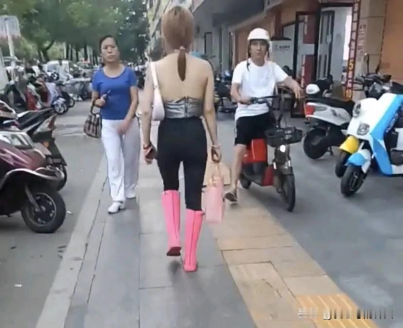 在新闻上常常看到一些老头打赏美女主播，花了几十万，觉得不理解。少见多怪了，还有不
