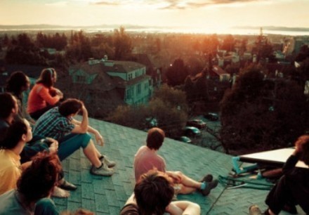 青春是一场无知的奔忙，总会留下颠沛流离的伤，我多么希望明天有太阳，灼烧我那腐烂的