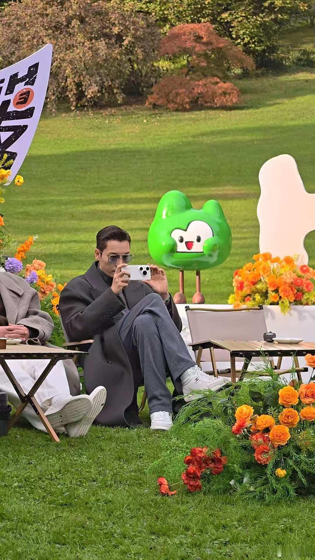 这谁还能分得清陈伟霆和沈皓明现在就出发 看到陈伟霆穿上风衣，真的是瞬间进入了“好