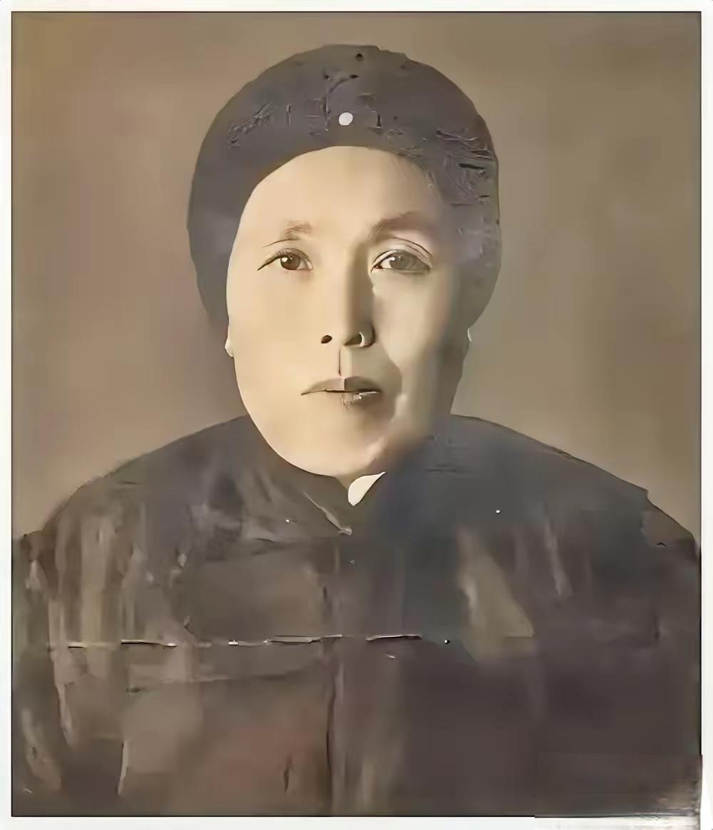 1891 年，16 岁的张作霖落难乞讨，孙寡妇看中了他，解开衣扣，掏出一块腰牌给