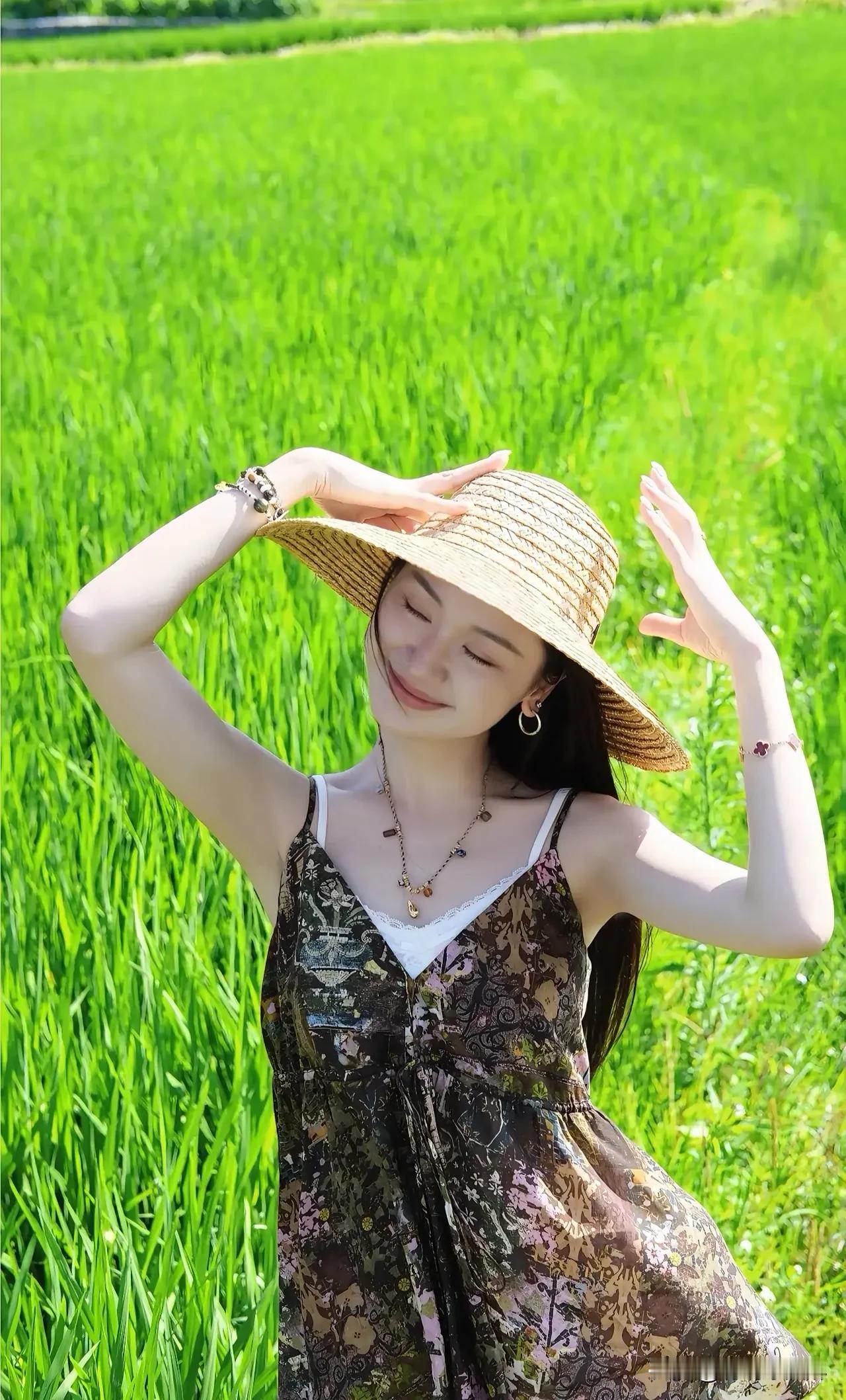 田野里的氧气女孩，
自带滤镜的治愈感！  
裙摆随风起舞，阳光吻过发梢，  
每