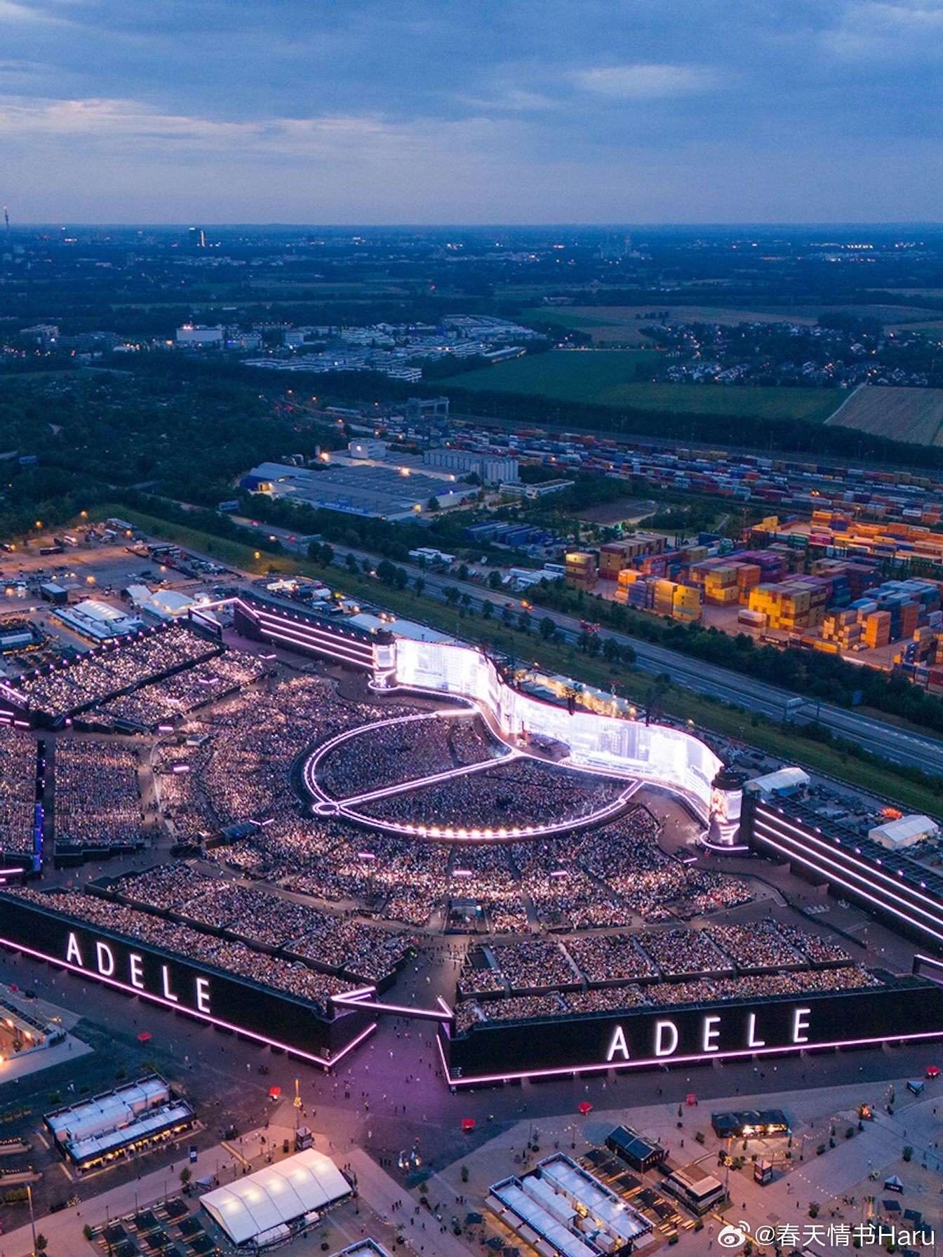 看到两张Adele 2024年在慕尼黑演唱会的航拍视角，这也太震撼了 