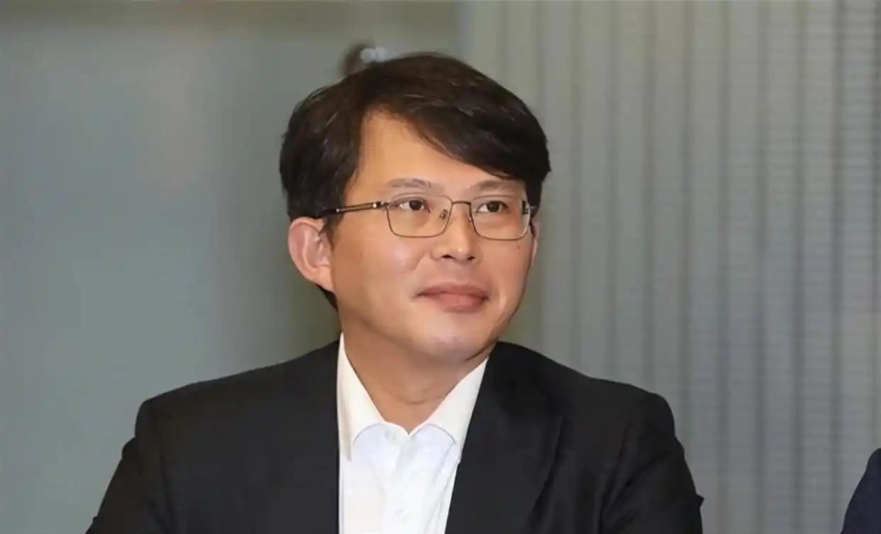 [微风]柯文哲向记者表达了郑丽文即将访问大陆的看法，他说民众党还是有自己的自主性