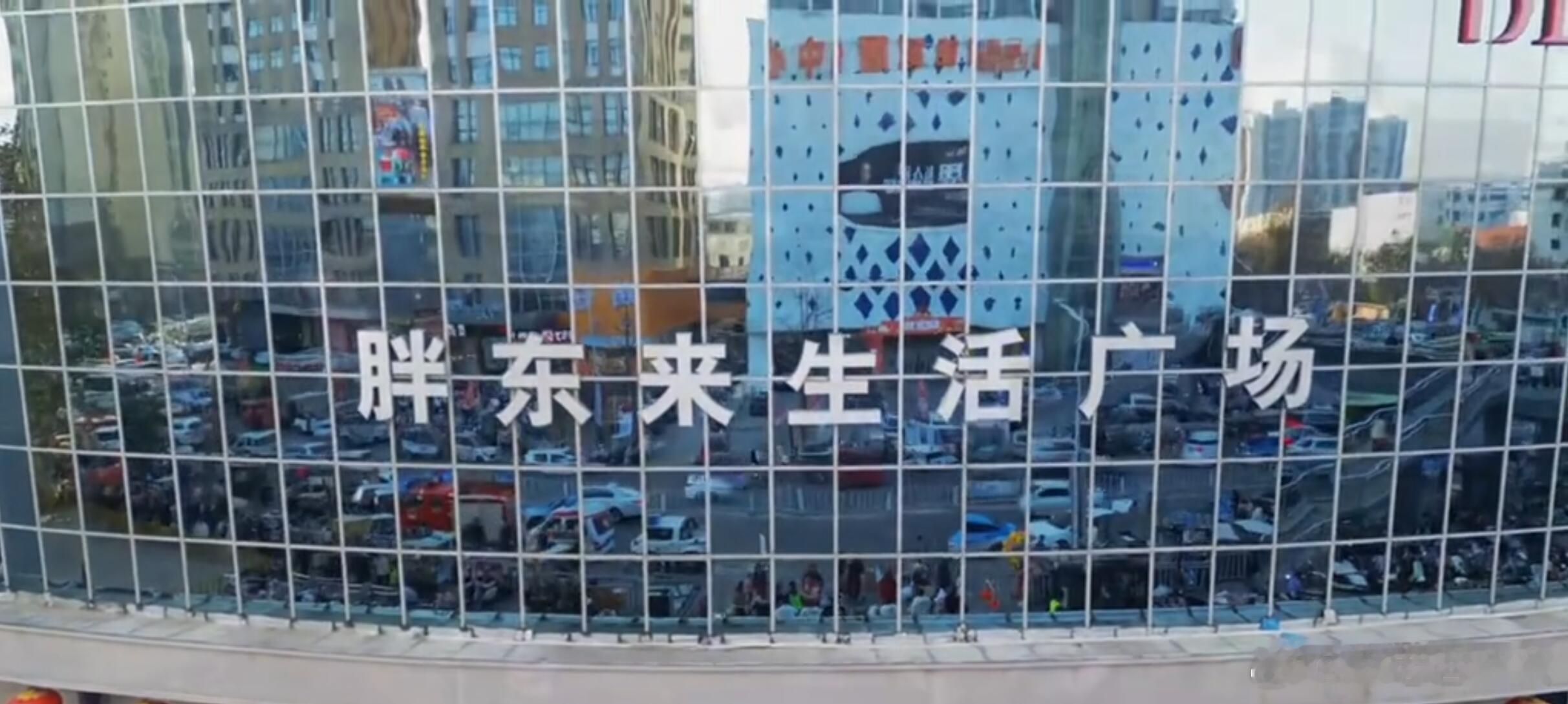 目前，胖东来生活广场店仍在正常营业，店内依然人流如织，客流量庞大。得知许昌胖东来