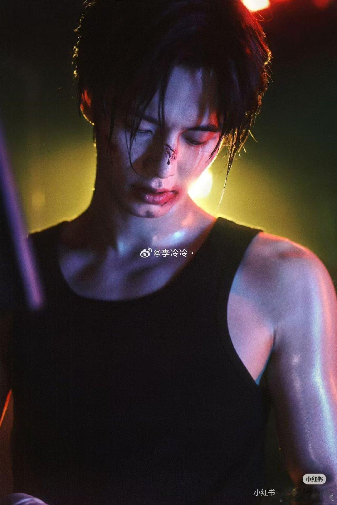 何与大雪天遇见穿背心的靳朝 何与和靳朝简直是双向奔赴！大雪天穿背心的帅照，把角色