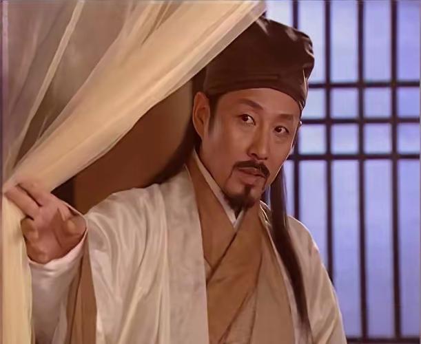 东方朔偷桃：机智幽默免一死
       汉武帝寿宴之上，群臣毕至，珍馐罗列。侍