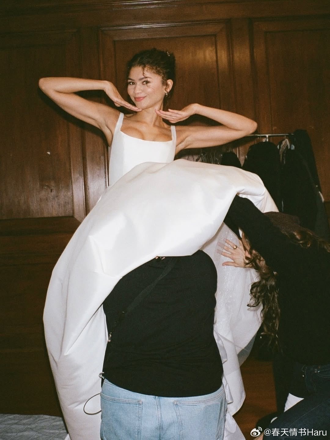 一些赞达亚和罗伯特·帕丁森在《爱情抓马》的片场照 