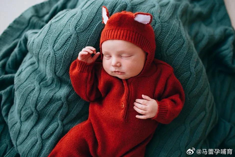 问：躺喂会导致中耳炎吗？答：关于中耳炎我们首先要知道：与配方奶喂养婴儿相比，母乳