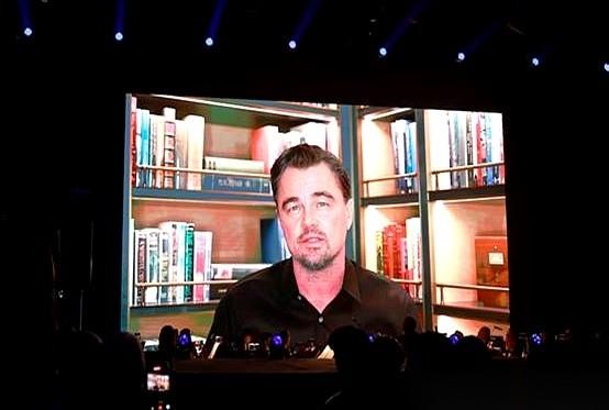 今天看到最魔幻的一件事。
小李子拿了个大奖，结果人没去领。
为啥？美军突然开打，