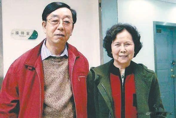 [太阳]1983年，一位民工胡乱敲击饭盒的节奏被一个人无意间听到，谁曾想，就是这