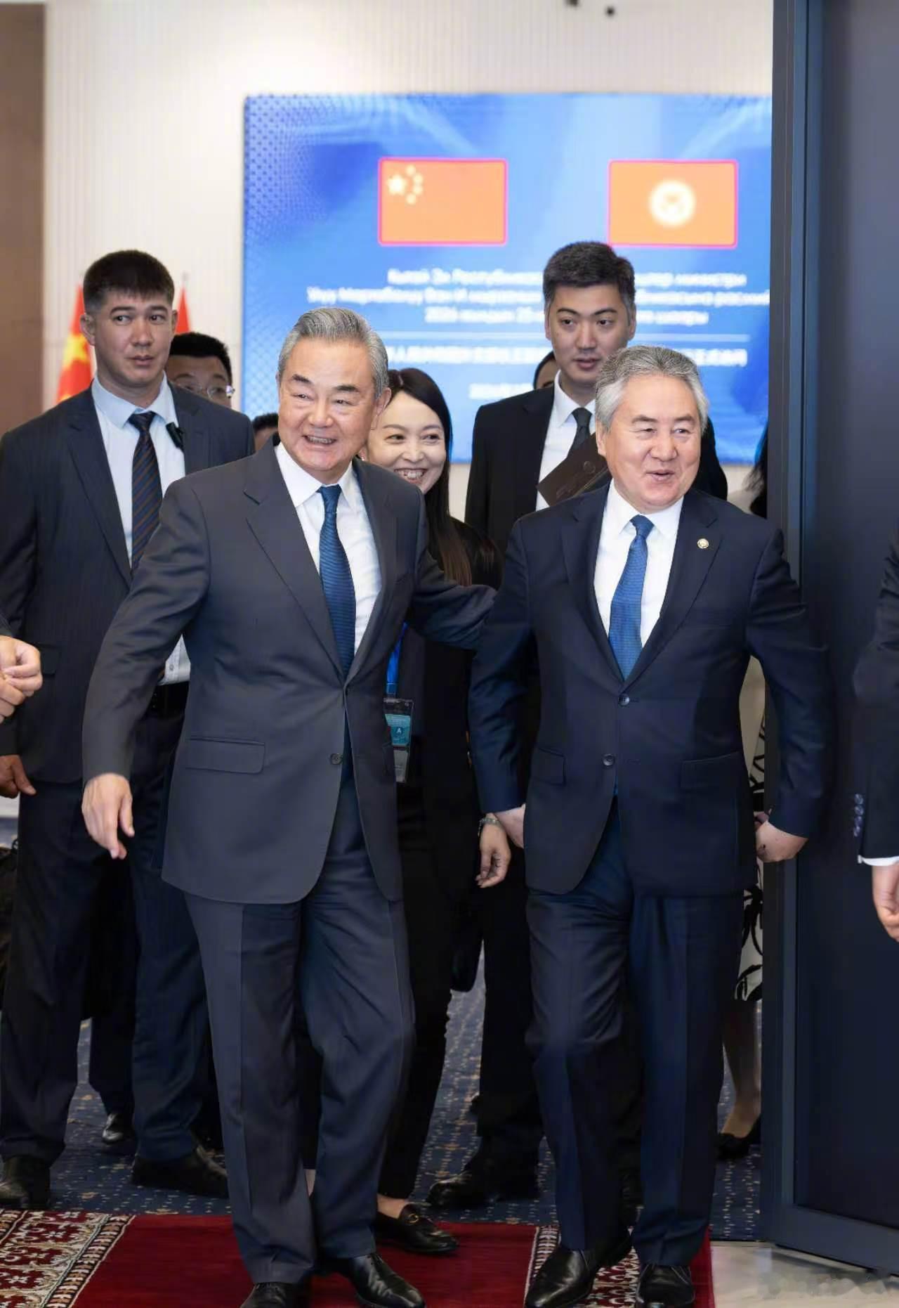 吉尔吉斯斯坦终于想通了呀，想要发展还是得靠中国。所以在现场直接加入国际调解院了，