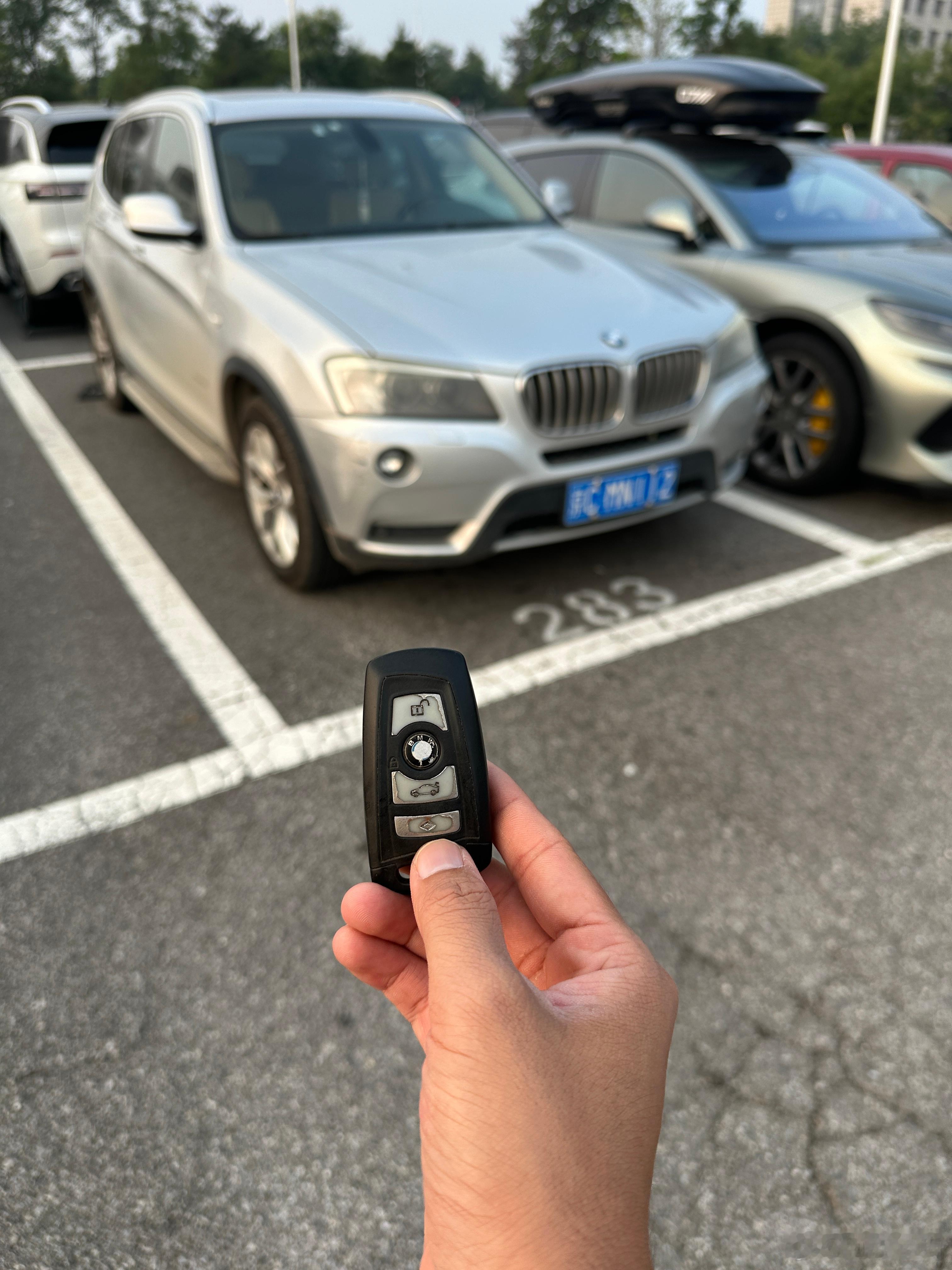 我爷爷这老宝马x3 我好久没开了他去开日产NX8这老车也先不买了（因为不值几个钱