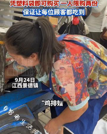 鸡排哥的摊子，现在成了景德镇的民生工程。
城管不赶人，反而加了三个点，侄子都上阵