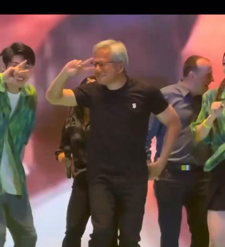 黄仁勋热舞，蹦嗨了仰天大笑。 ​​​