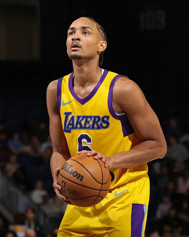 重磅消息，湖人突然裁掉1人，雷迪克算你狠
据知名记者Shams报道，湖人已经裁掉