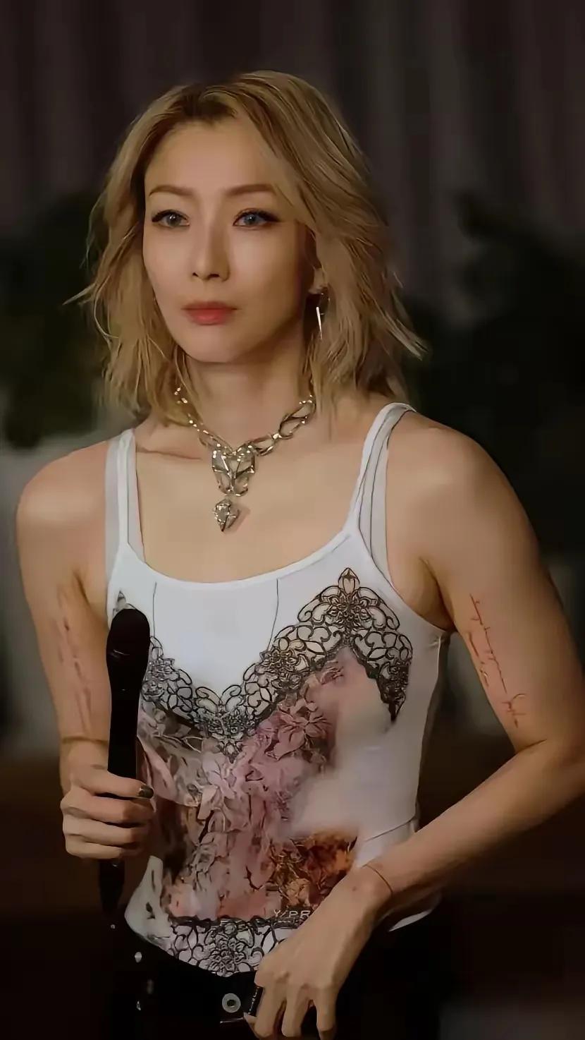 运动使人美丽，有魅力。郑秀文是女星中知名爱运动的了，经过了老公许志安出轨风波后越