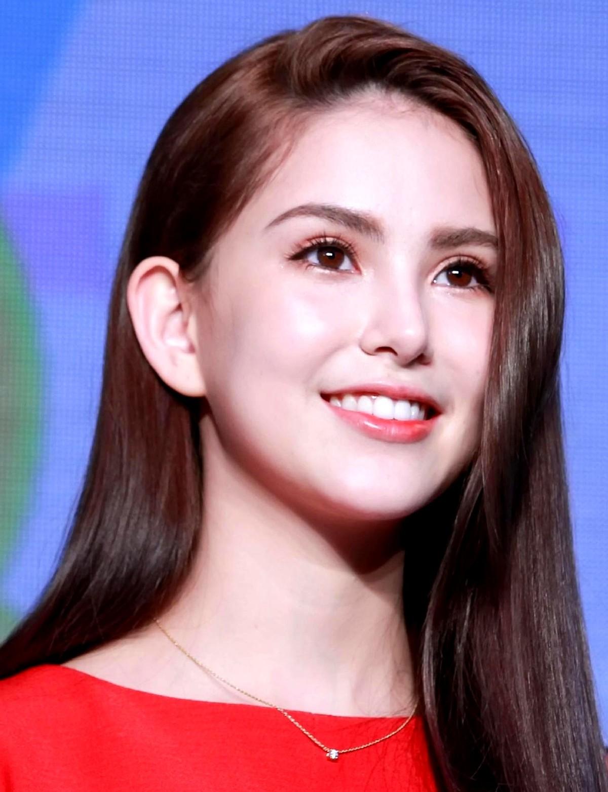 大家是不是也被昆凌的状态震了一下？
32岁，已经是3个孩子的妈妈了，出现在镜头里