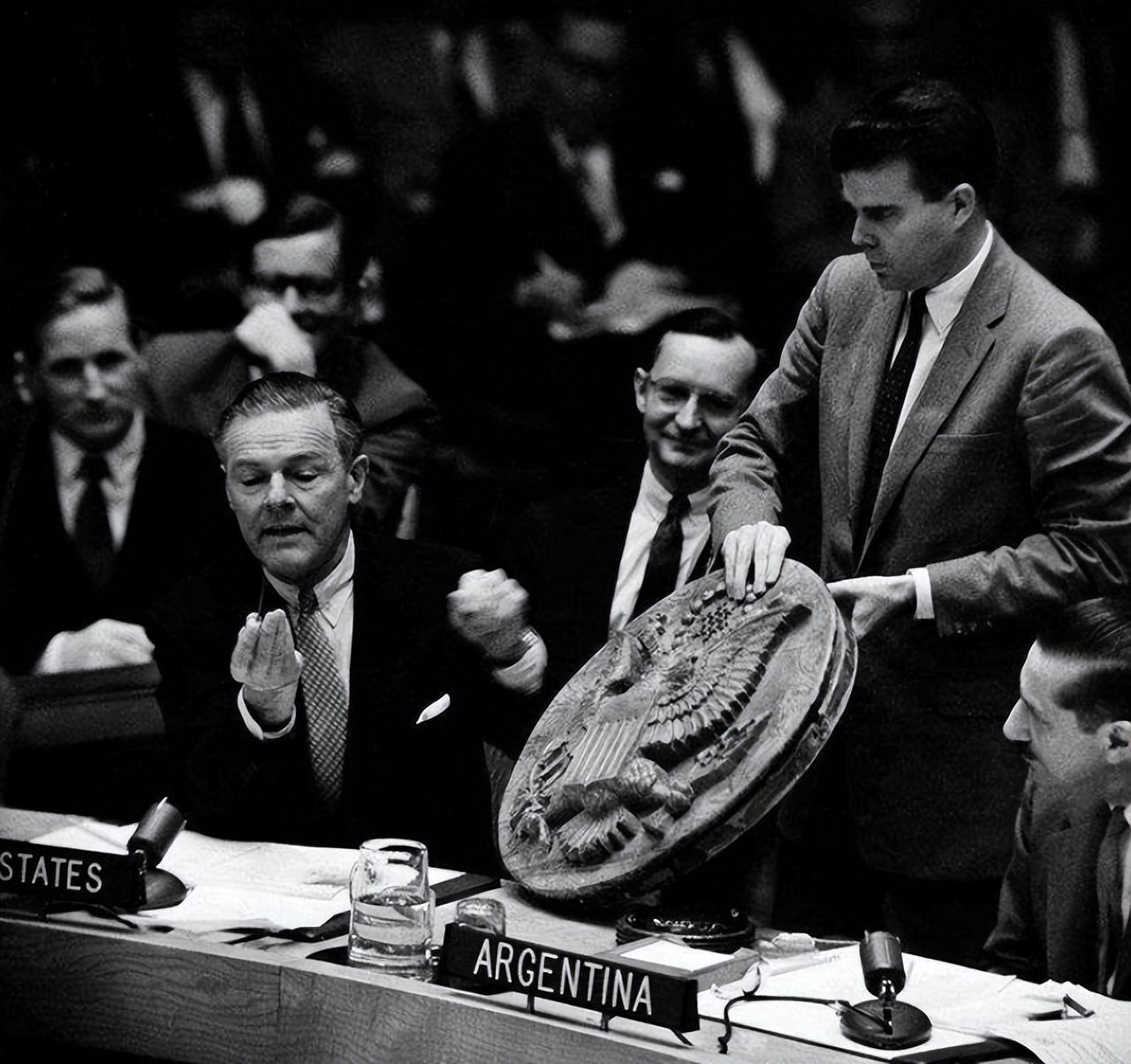 1945年苏联给美国送去一个国徽，美国颜面扫地，成就一代破案利器
1933年，一