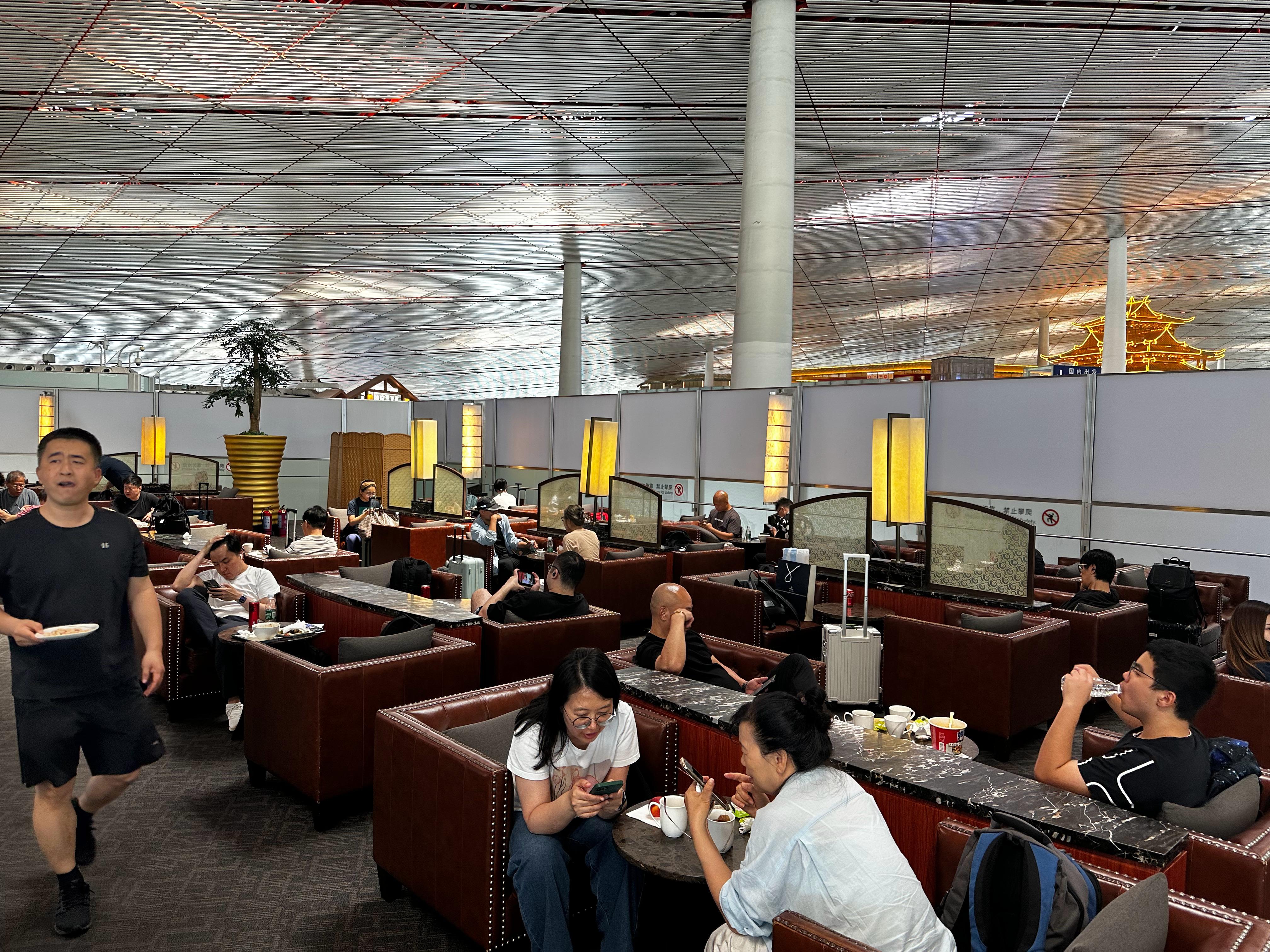 在北京国航大本营的休息室想找个地吃口饭可太难了，找了十几分钟最后选择了站票，北京